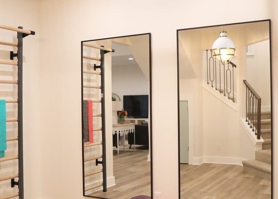 Chic therapy studio at Fisioterapia y Quiropráctica, Tequexquináhuac, Estado De México, MX, featuring wall bars.