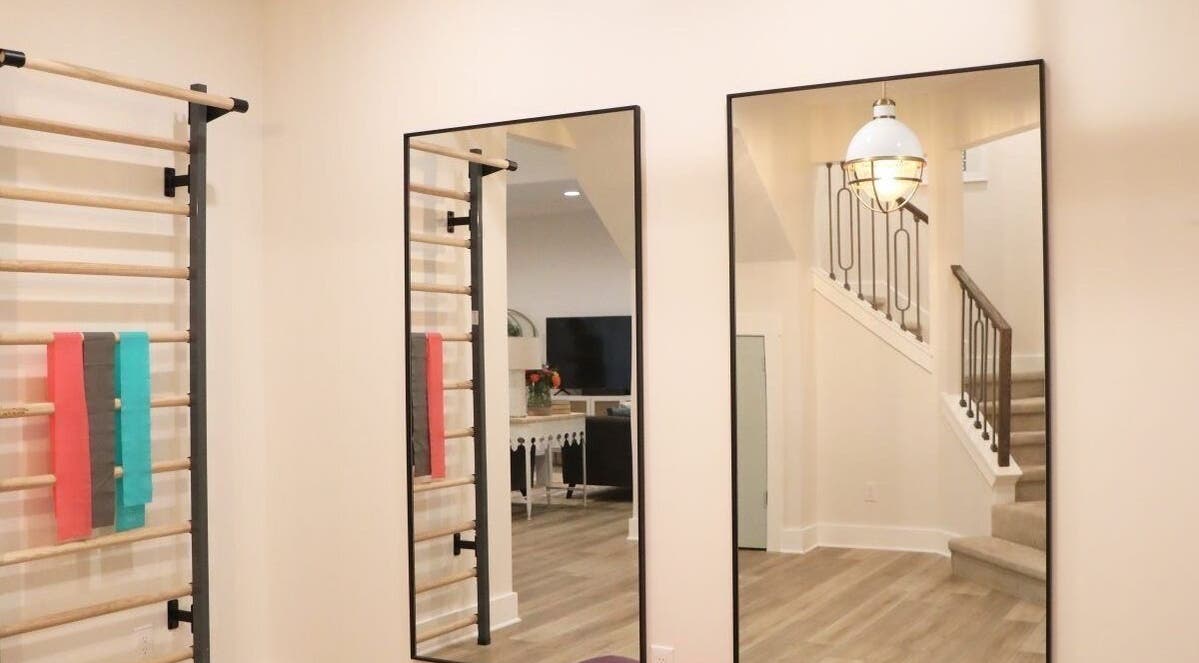 Chic therapy studio at Fisioterapia y Quiropráctica, Tequexquináhuac, Estado De México, MX, featuring wall bars.