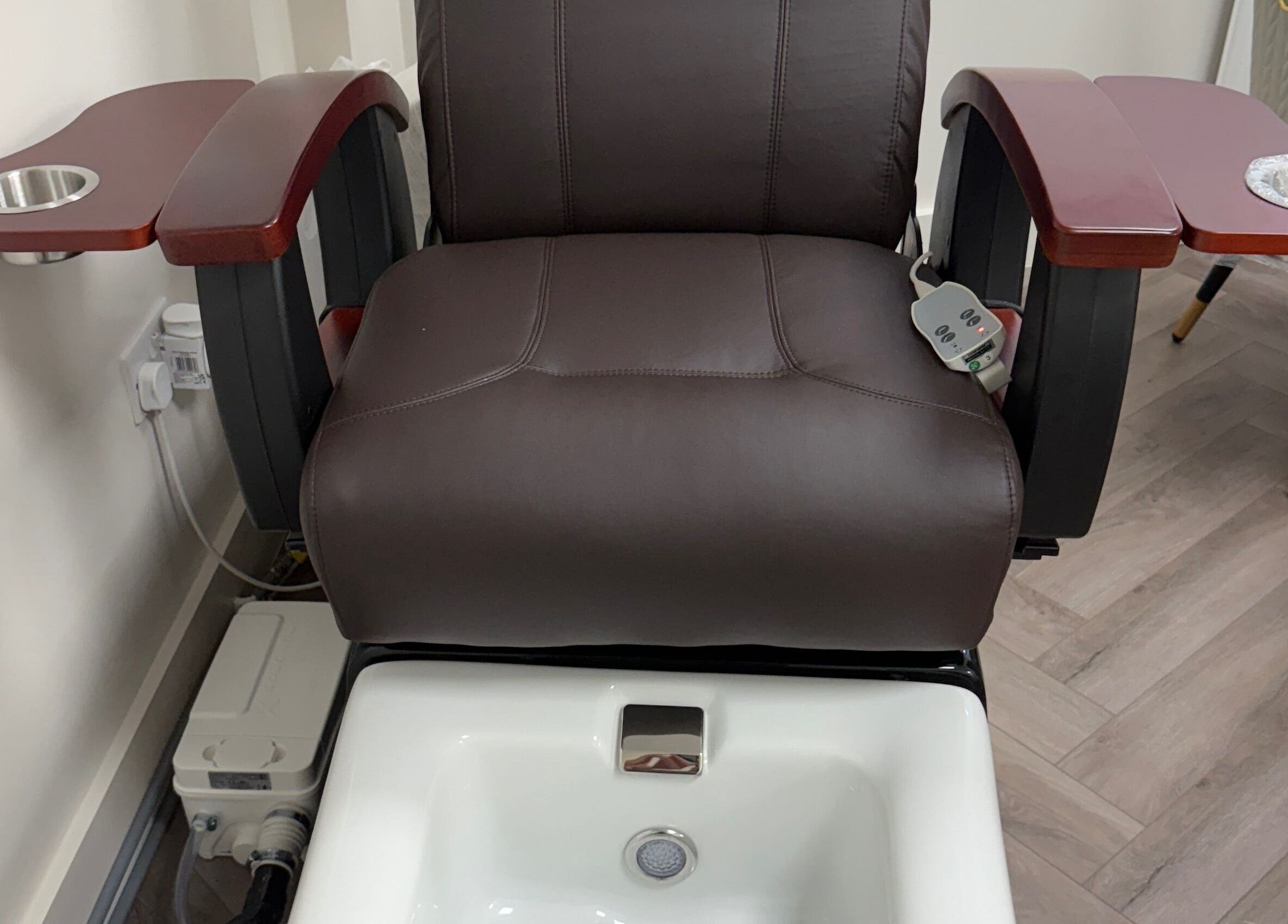 Luxhouse Nails pedicure chair with basin in London, England, GB, offering premium comfort.