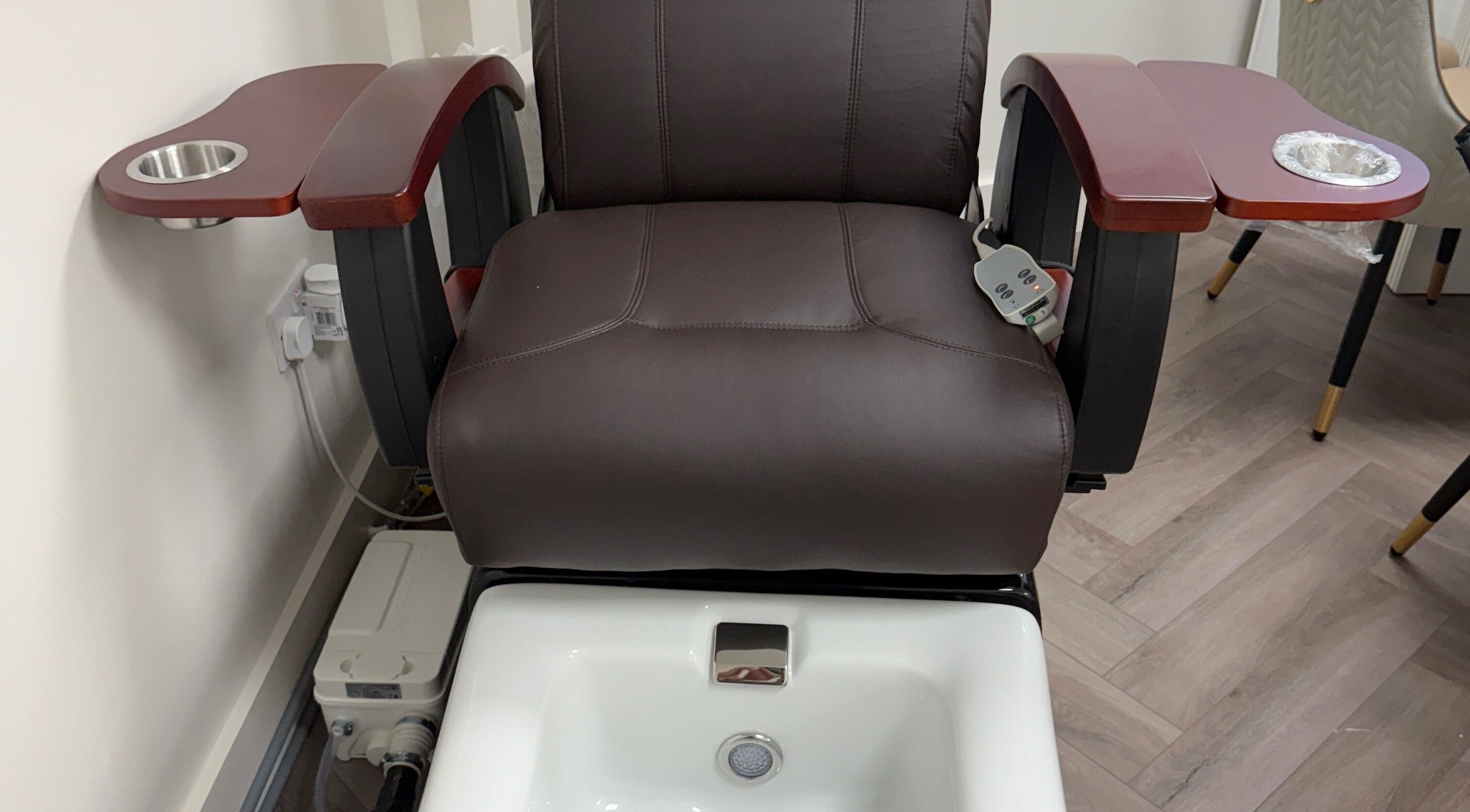 Luxhouse Nails pedicure chair with basin in London, England, GB, offering premium comfort.
