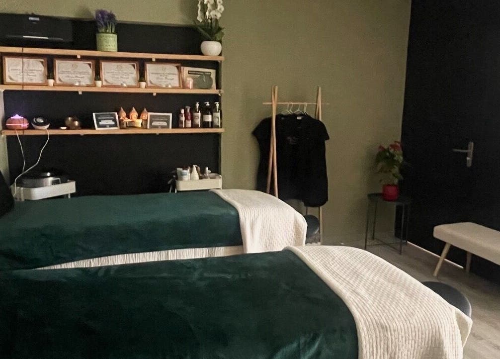 Salle de soins élégante à Ma douce heure, Hyères, Provence-alpes-côte D'azur, FR avec lits de massage.