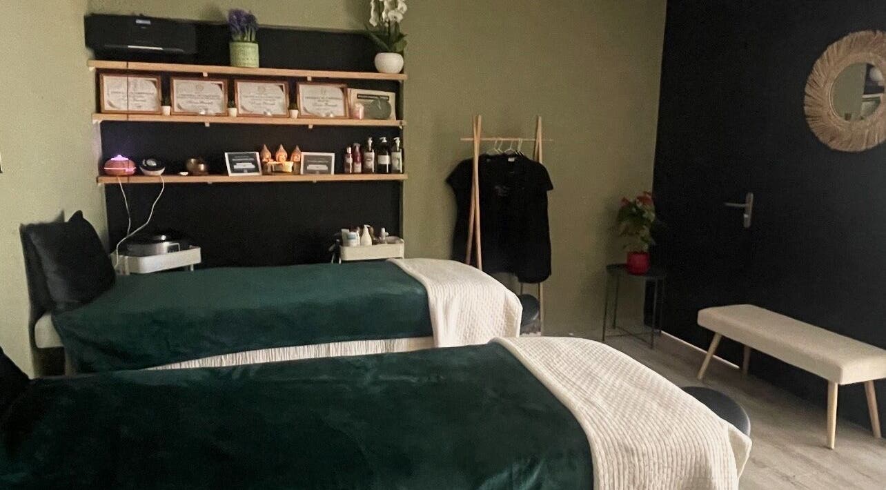 Salle de soins élégante à Ma douce heure, Hyères, Provence-alpes-côte D'azur, FR avec lits de massage.