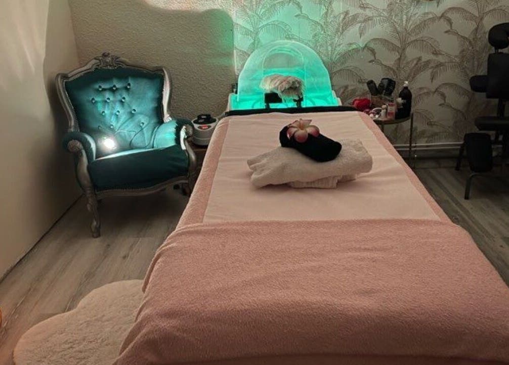 Salle de massage élégante à Ma douce heure, Hyères, Provence-alpes-côte D'azur, FR avec fauteuil velours et lit.