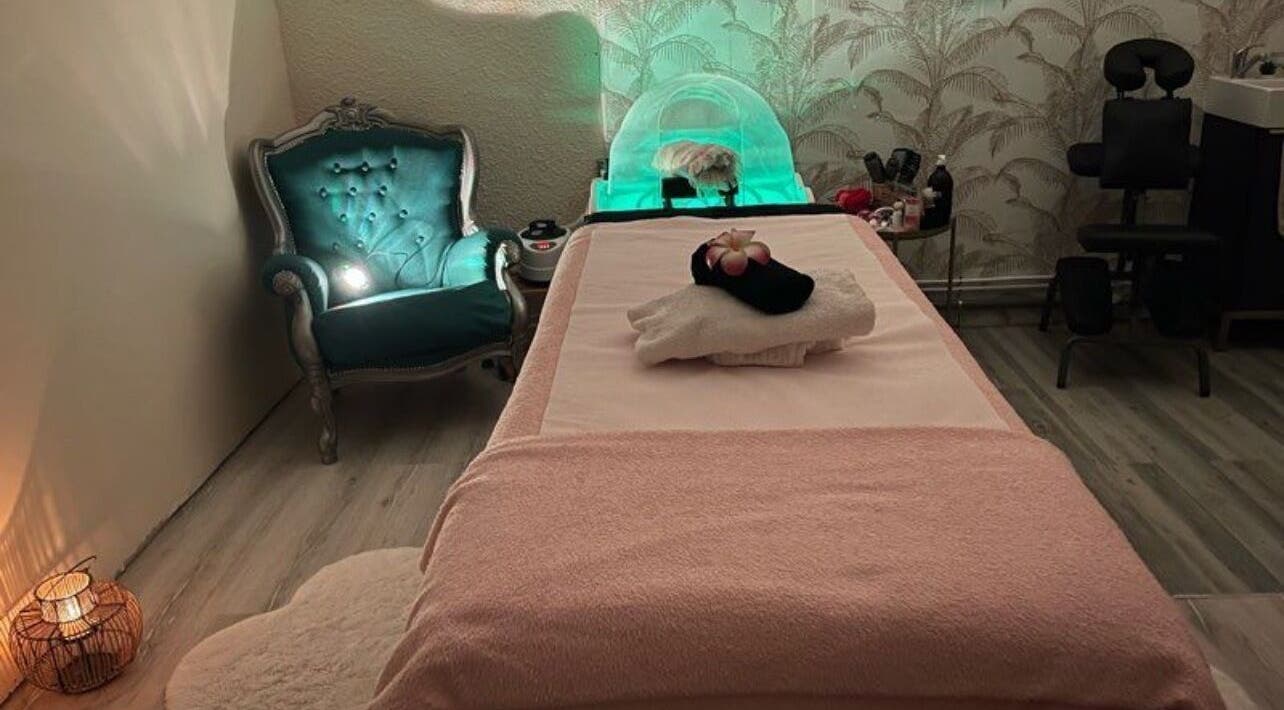 Salle de massage élégante à Ma douce heure, Hyères, Provence-alpes-côte D'azur, FR avec fauteuil velours et lit.
