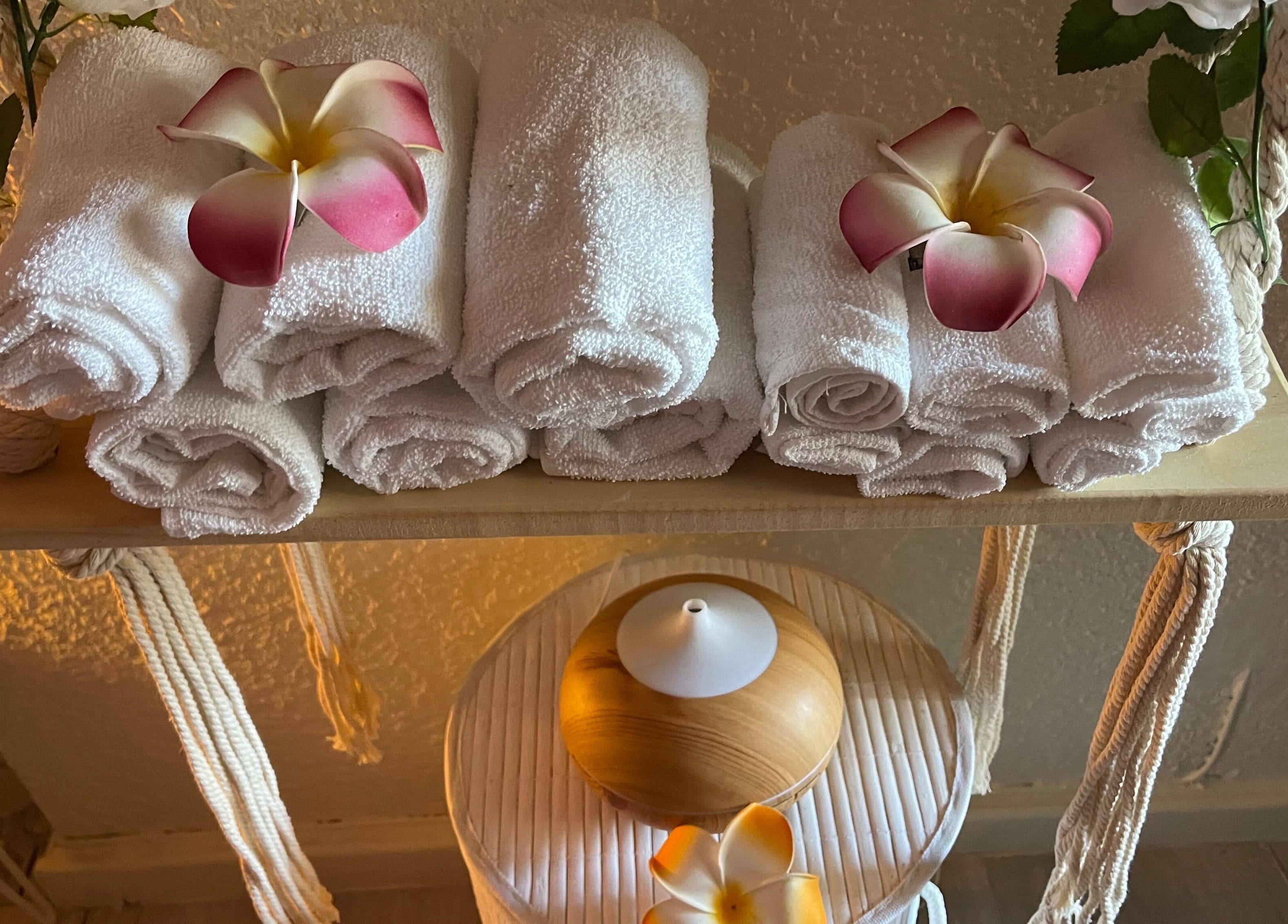 Serviettes blanches et fleurs à Ma douce heure, Hyères, Provence-alpes-côte D'azur, FR.