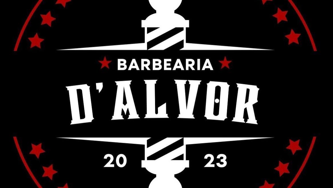Logotipo vintage da Barbearia D'Alvor em Alvor, Faro, PT, com design icônico de barbearia.