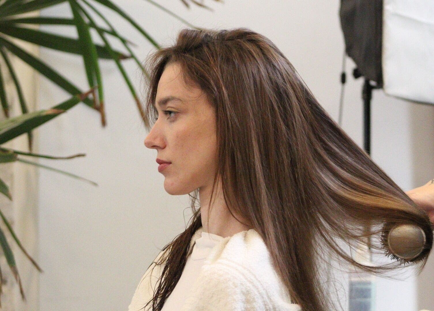 Cliente disfrutando de secado de cabello en Peluqueria 502, Gonnet, Provincia De Buenos Aires, AR.