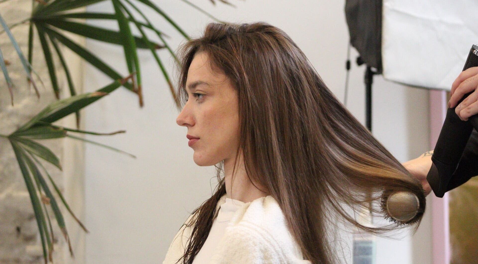 Cliente disfrutando de secado de cabello en Peluqueria 502, Gonnet, Provincia De Buenos Aires, AR.