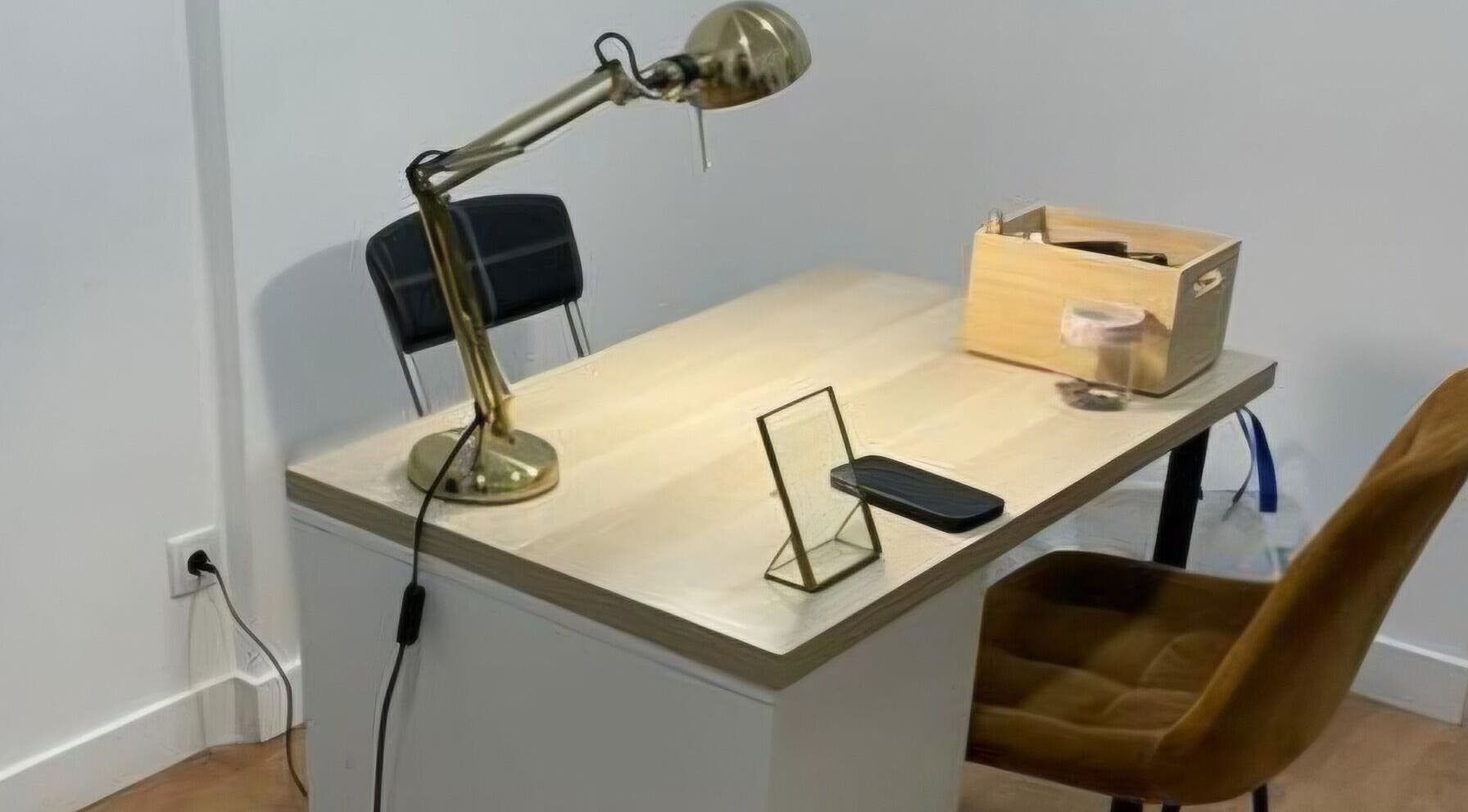 Elegant workspace at Luana Alvarenga Nail Atelier in Lisboa, Lisboa, PT featuring a stylish desk and lamp.