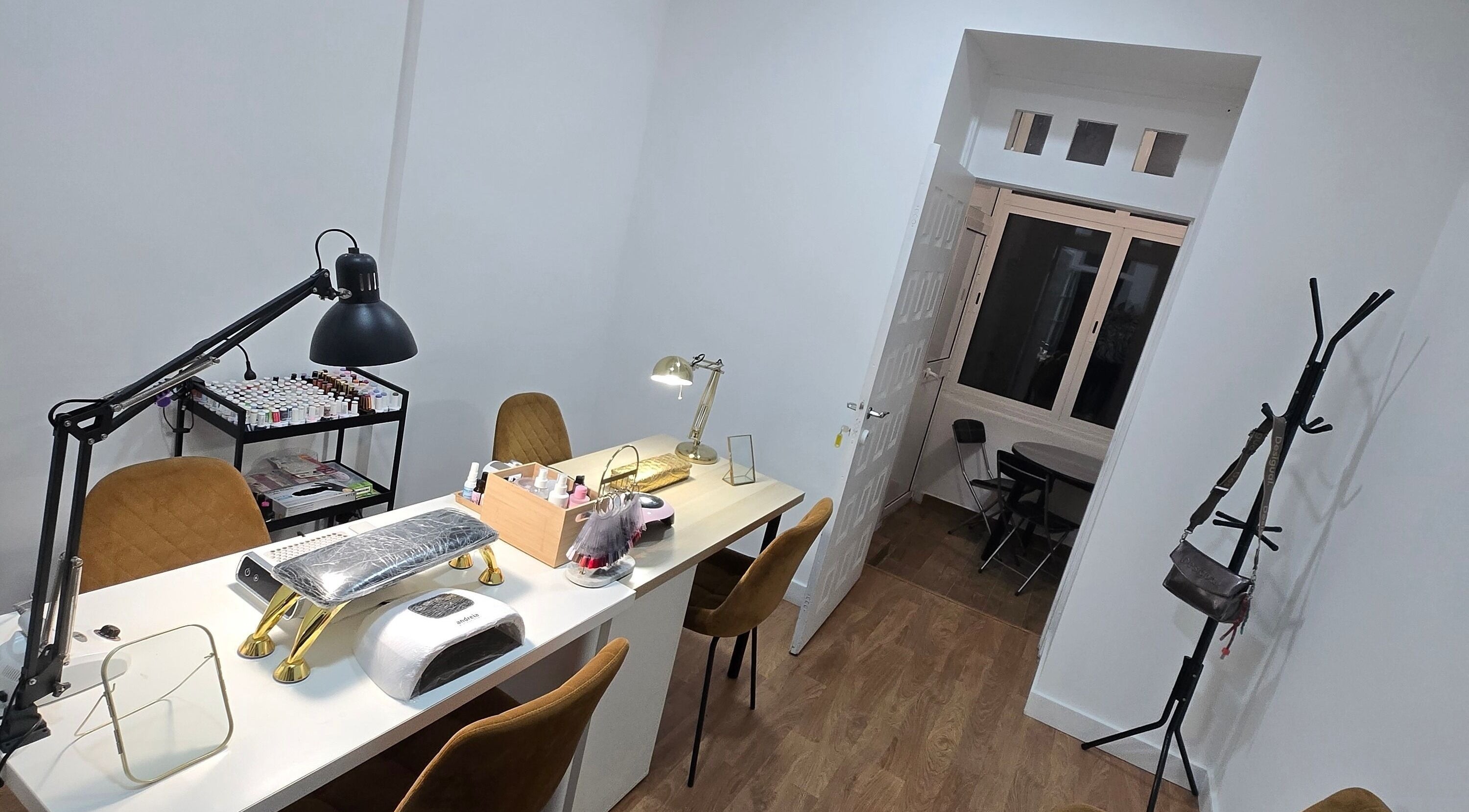 Interior do Luana Alvarenga Nail Atelier em Lisboa, Lisboa, PT, apresentando uma estação de manicure organizada.