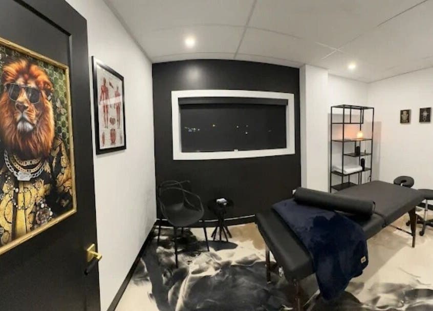 Elegant treatment room at Beauté & Bien-Être Vivian, Longueuil, Québec, CA with stylish decor and massage table.