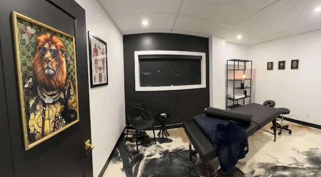 Elegant treatment room at Beauté & Bien-Être Vivian, Longueuil, Québec, CA with stylish decor and massage table.