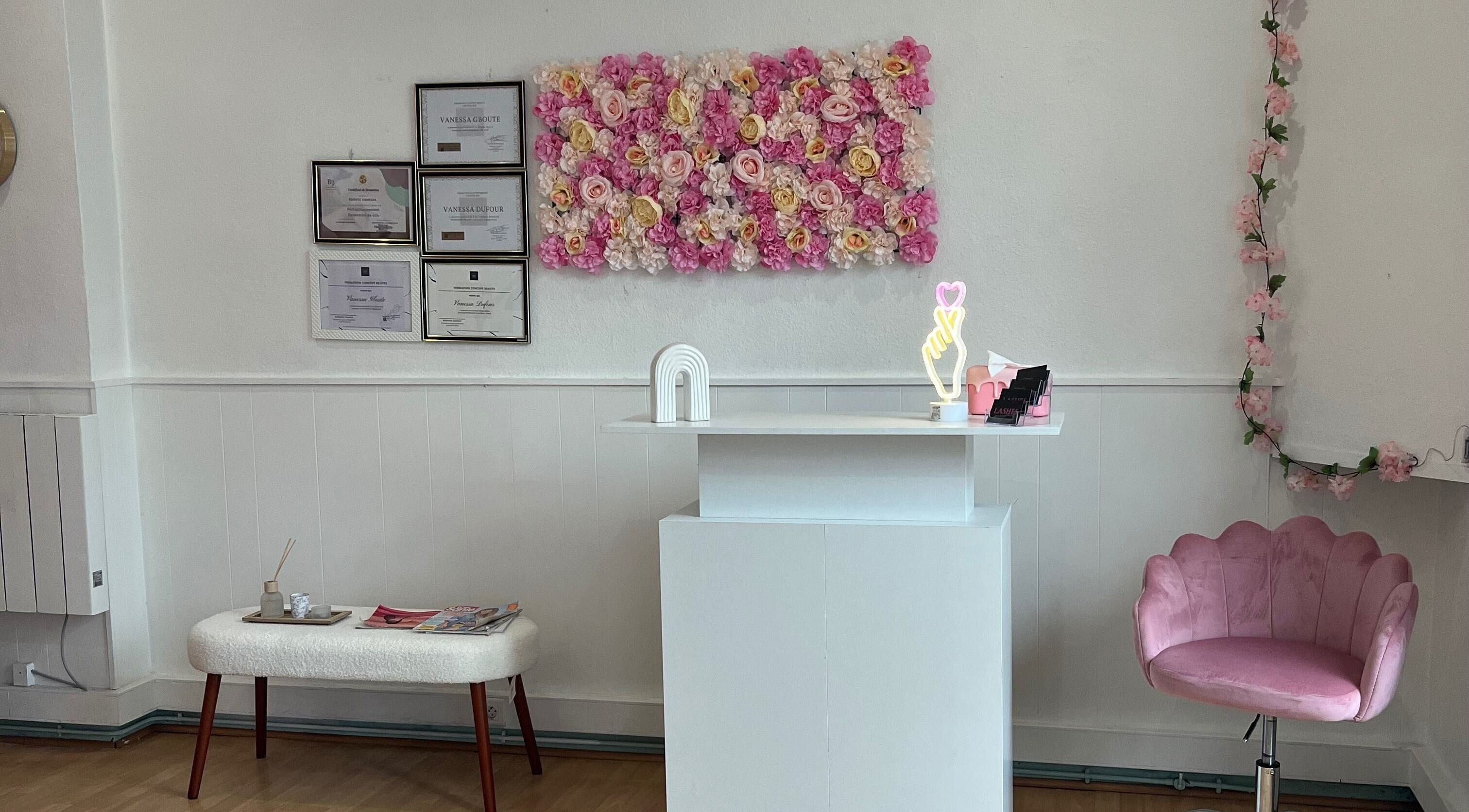 Réception florale à Head Spa & Beauty, Saint-chamond, Auvergne-rhône-alpes, FR, avec décor floral et chaise rose.