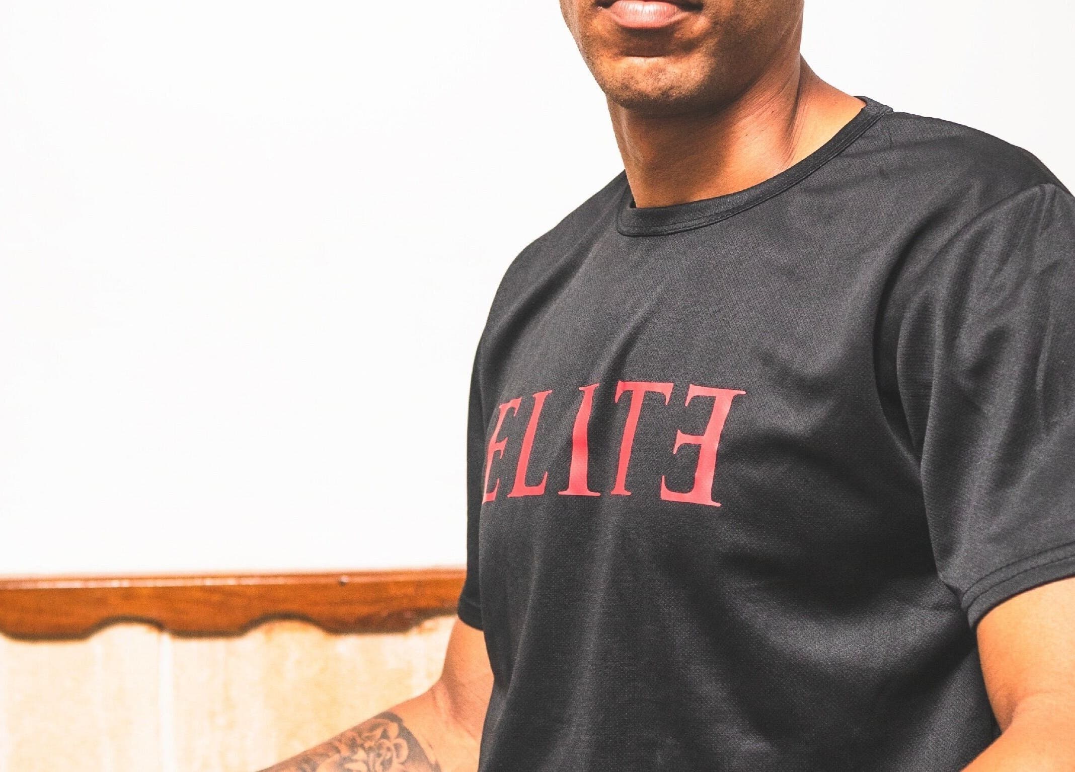 Hombre con camiseta 'Elite' en Alberto86, La Habana, La Habana, CU.