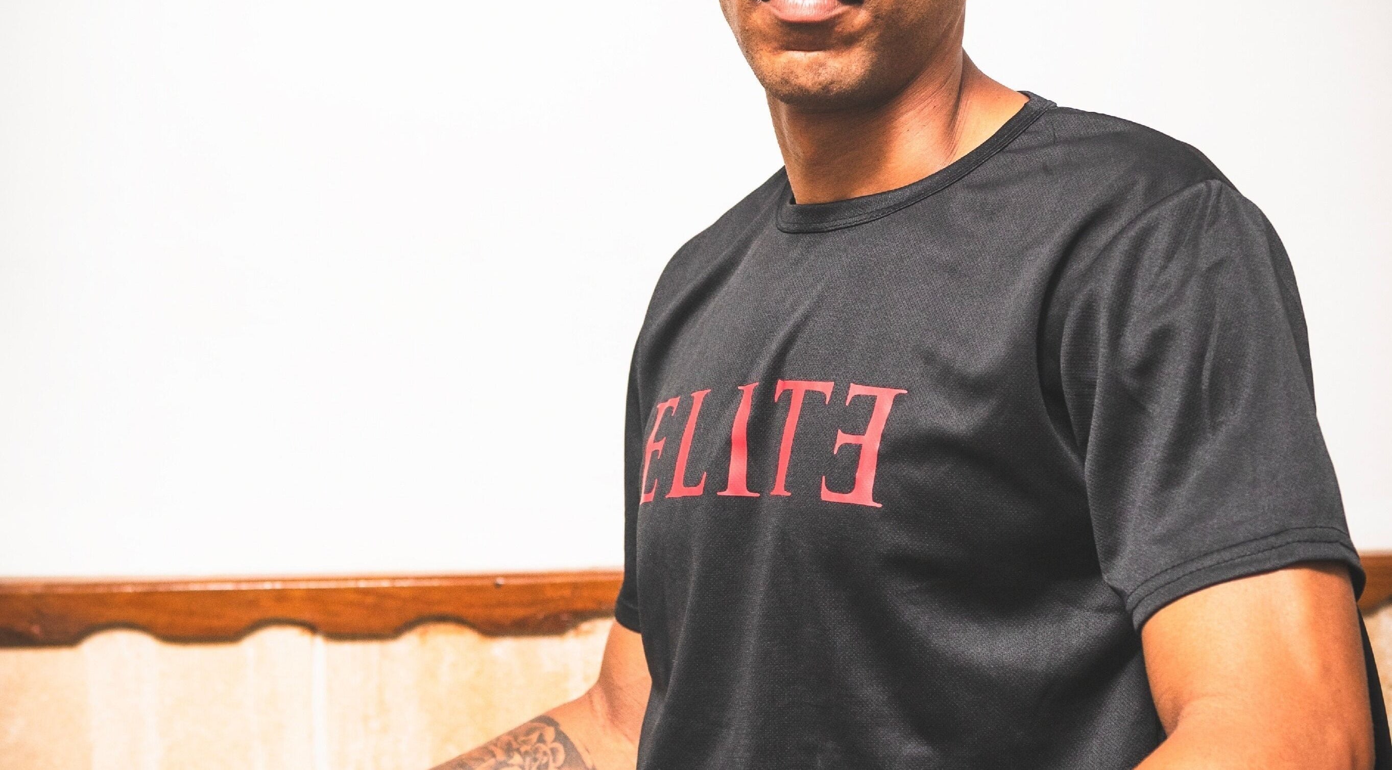 Hombre con camiseta 'Elite' en Alberto86, La Habana, La Habana, CU.
