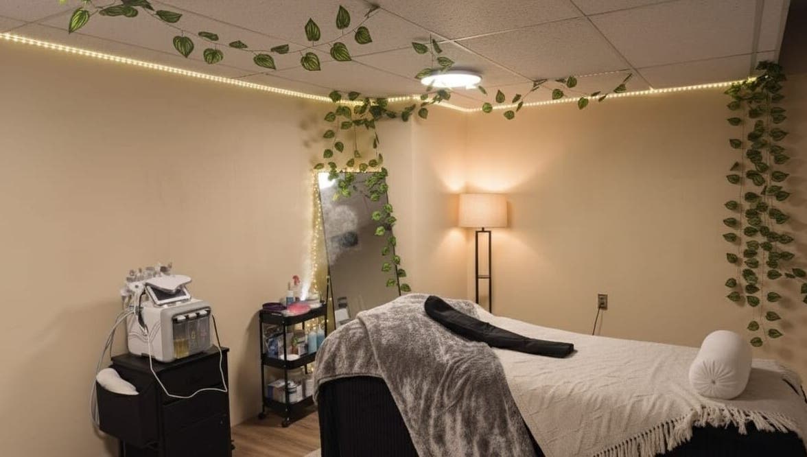 Sala de masajes en Aurea Spaces con luz cálida y decoración natural en Ciudad De México, Ciudad De México, MX.