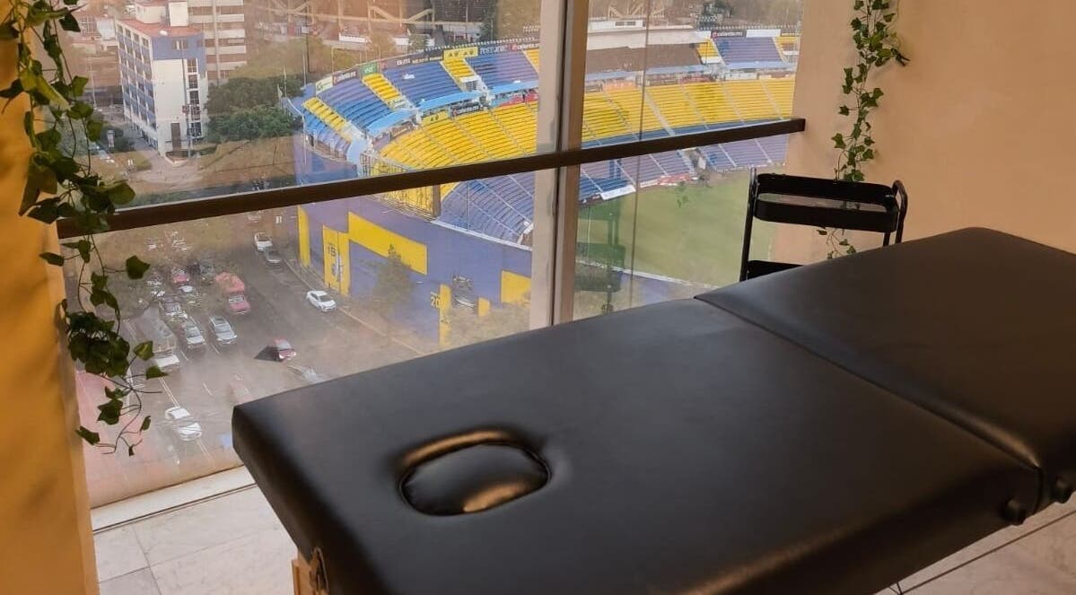 Camilla de masaje en Aurea Spaces con vista al estadio en Ciudad De México, Ciudad De México, MX.