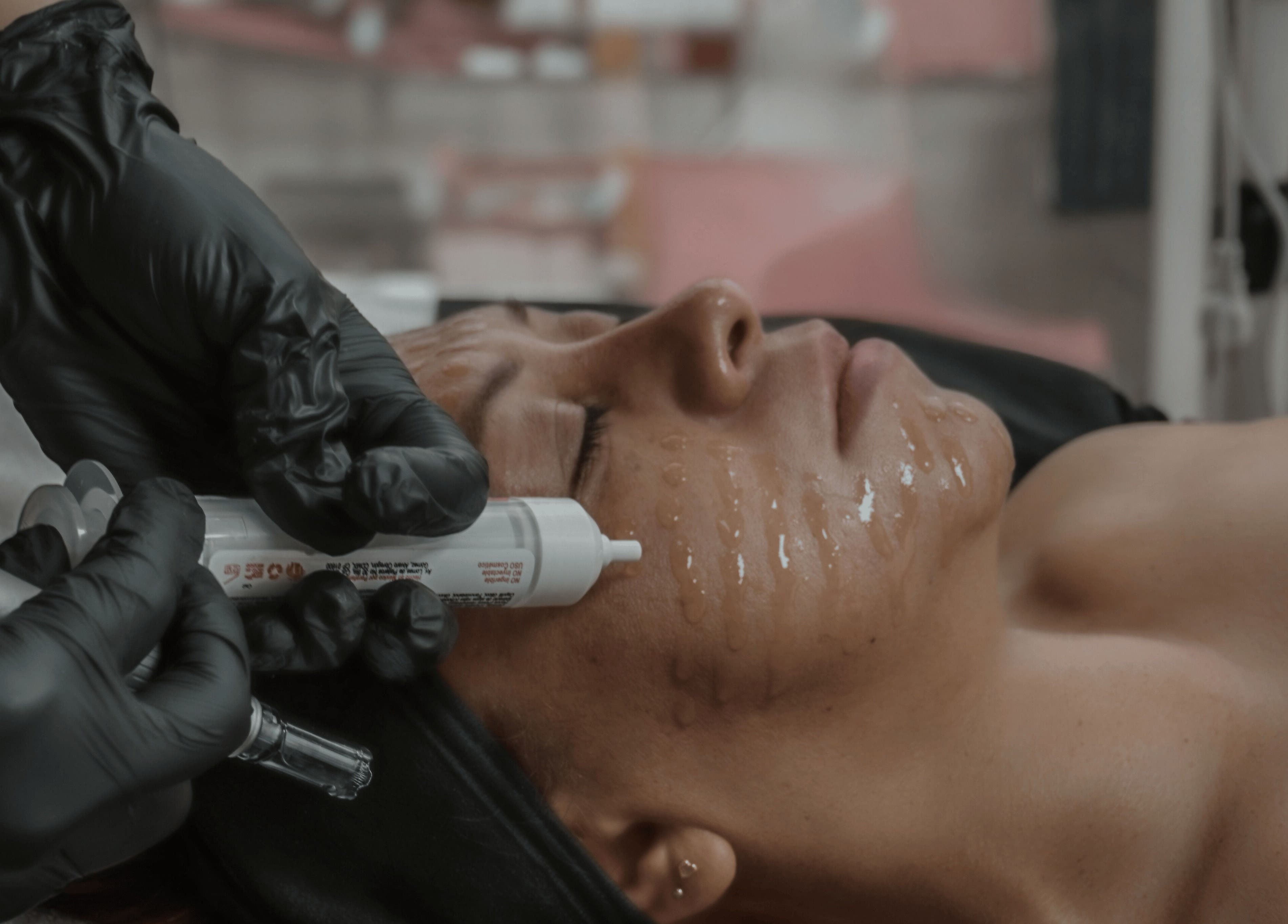 Tratamiento facial en Aurea Bienestar Integral, Ciudad De México, MX. Atención profesional para rejuvenecer tu piel.