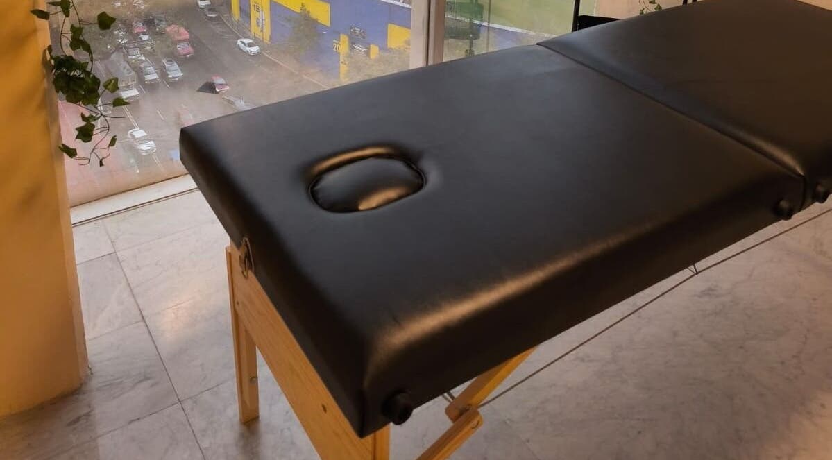 Camilla de masaje en Aurea Bienestar Integral, Ciudad De México, MX, con vista urbana exterior.