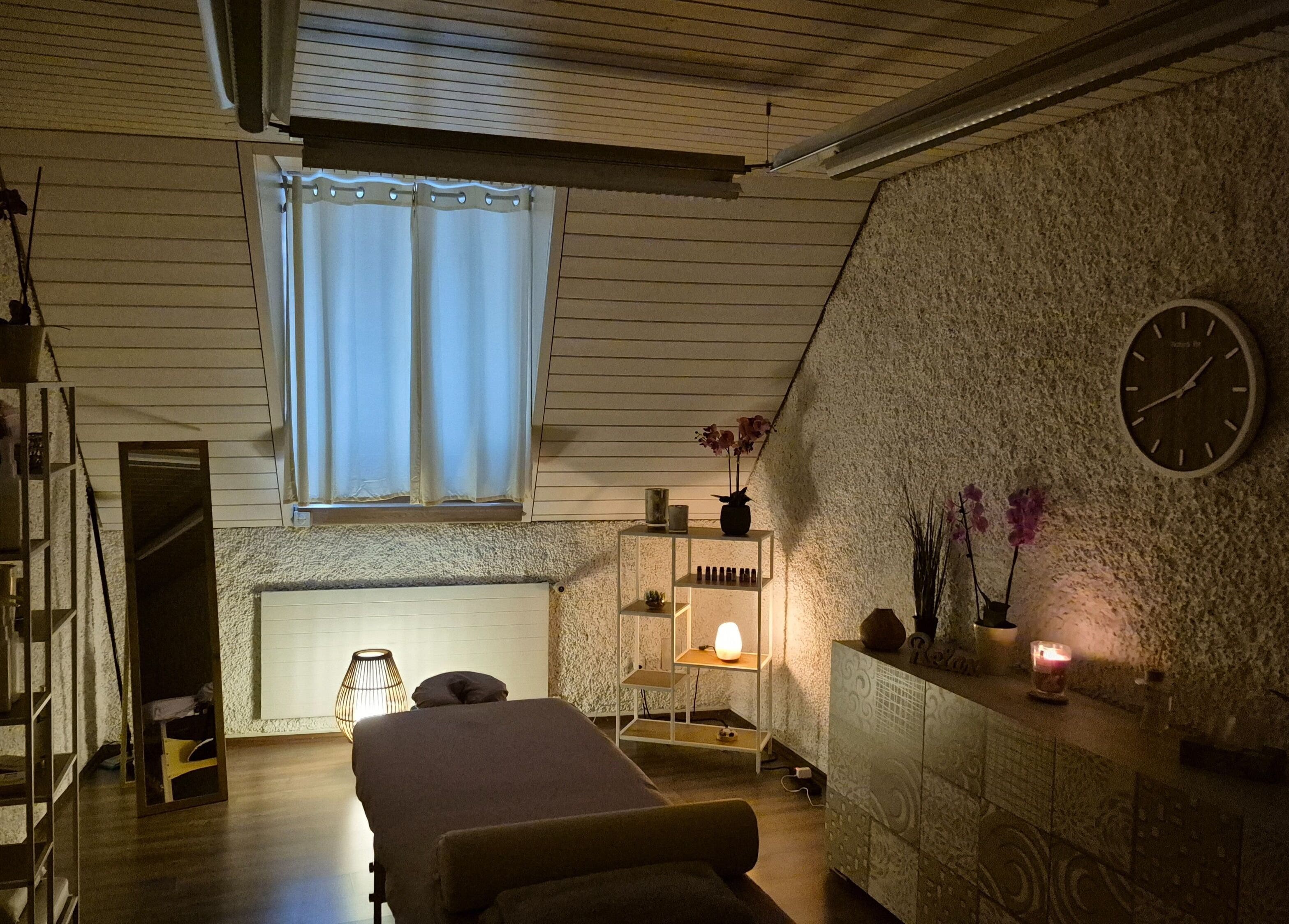 Gemütlicher Massageraum bei Massagepraxis Aneta in Bern, Bern, CH, mit sanfter Beleuchtung und Dekoration.