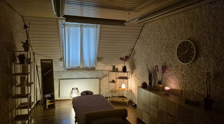 Gemütlicher Massageraum bei Massagepraxis Aneta in Bern, Bern, CH, mit sanfter Beleuchtung und Dekoration.