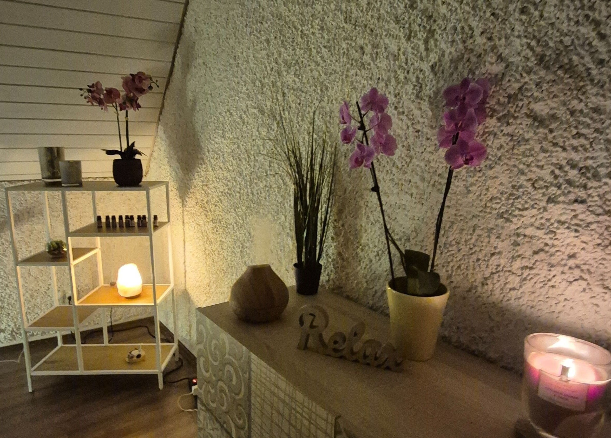 Warmer, entspannender Raum bei Massagepraxis Aneta, Bern, Bern, CH mit Kerzenlicht und Orchideen.