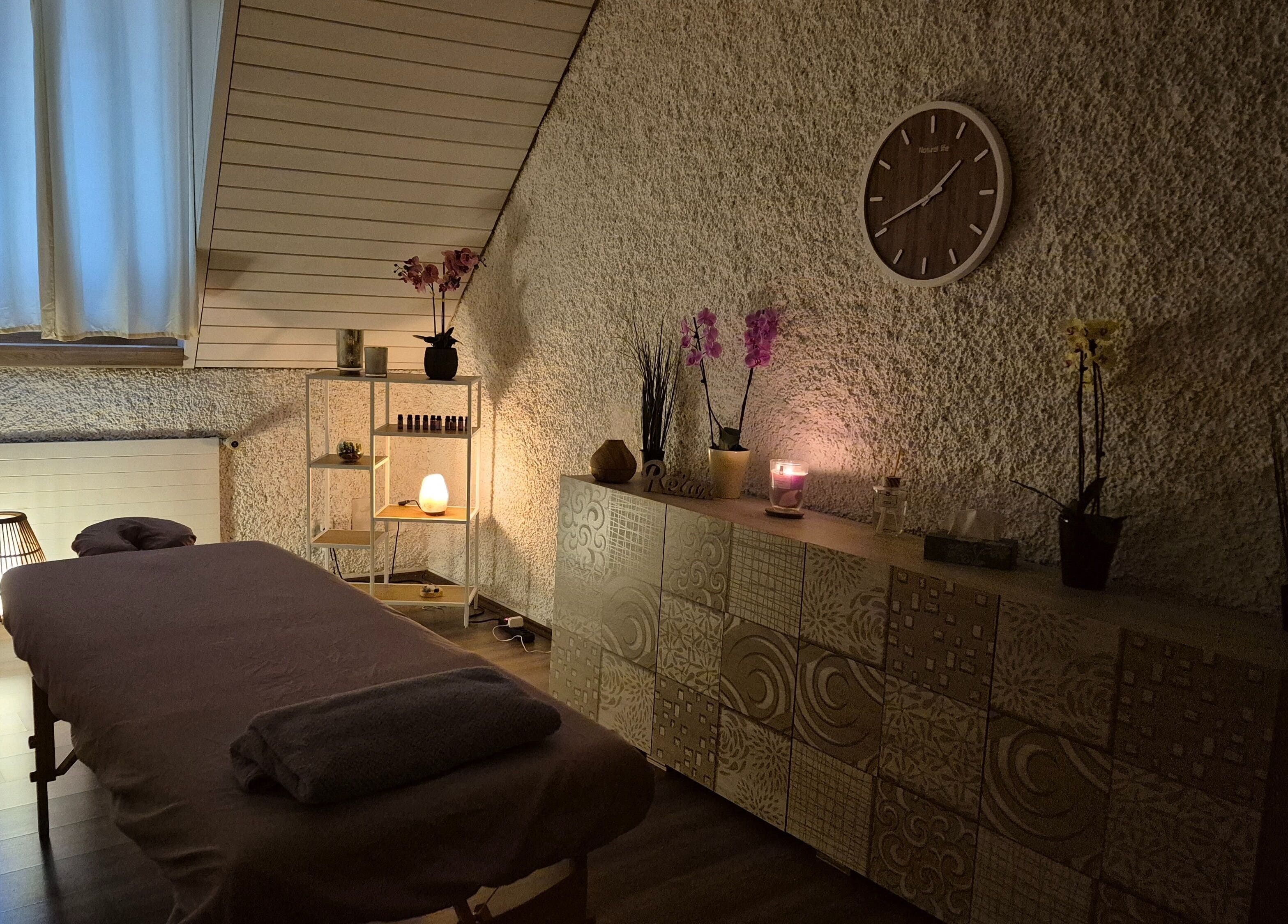 Gemütlicher Massageraum bei Massagepraxis Aneta in Bern, Bern, CH, mit sanfter Beleuchtung.
