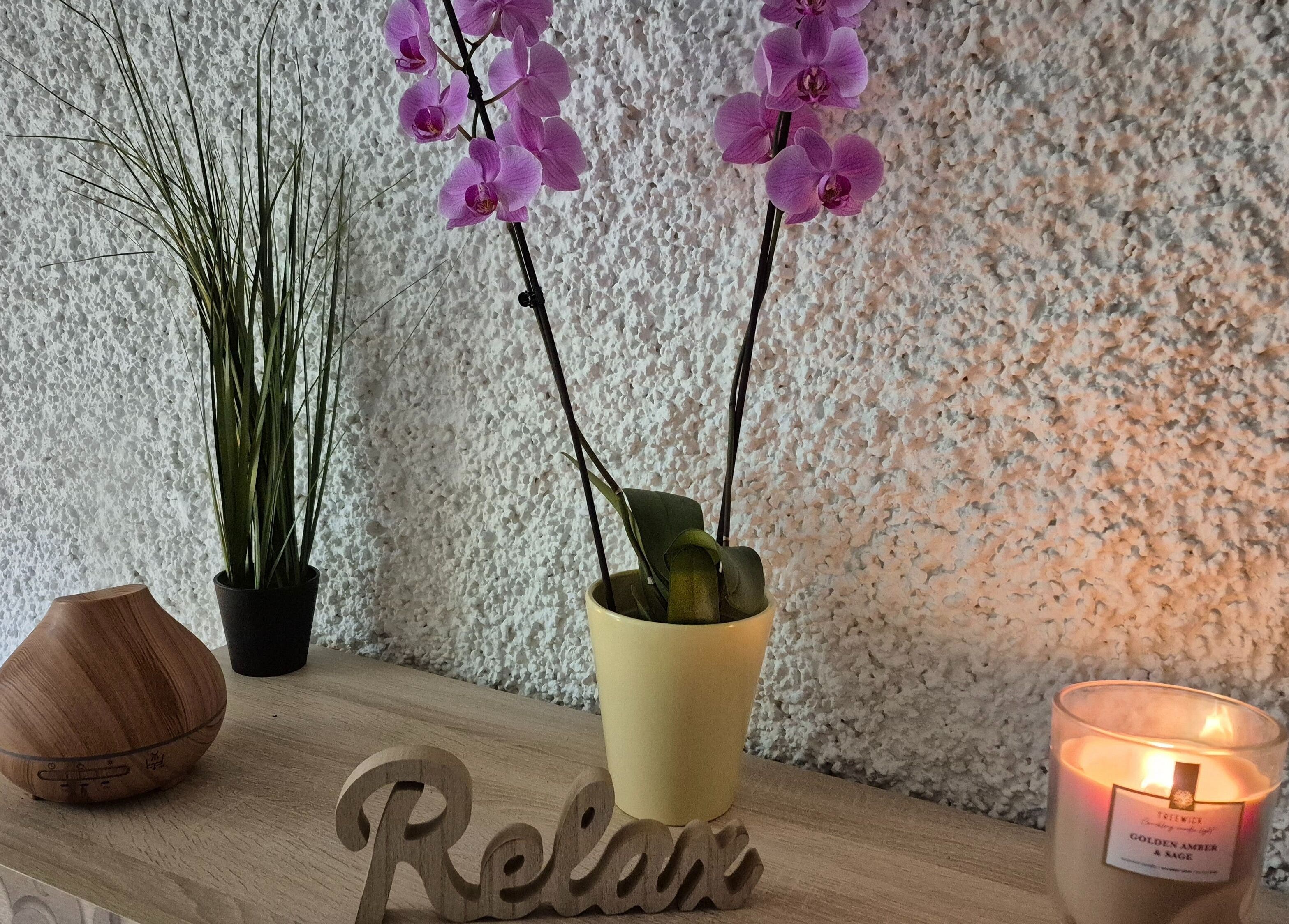Entspannendes Ambiente bei Massagepraxis Aneta, Bern, Bern, CH mit Kerze und Orchidee.