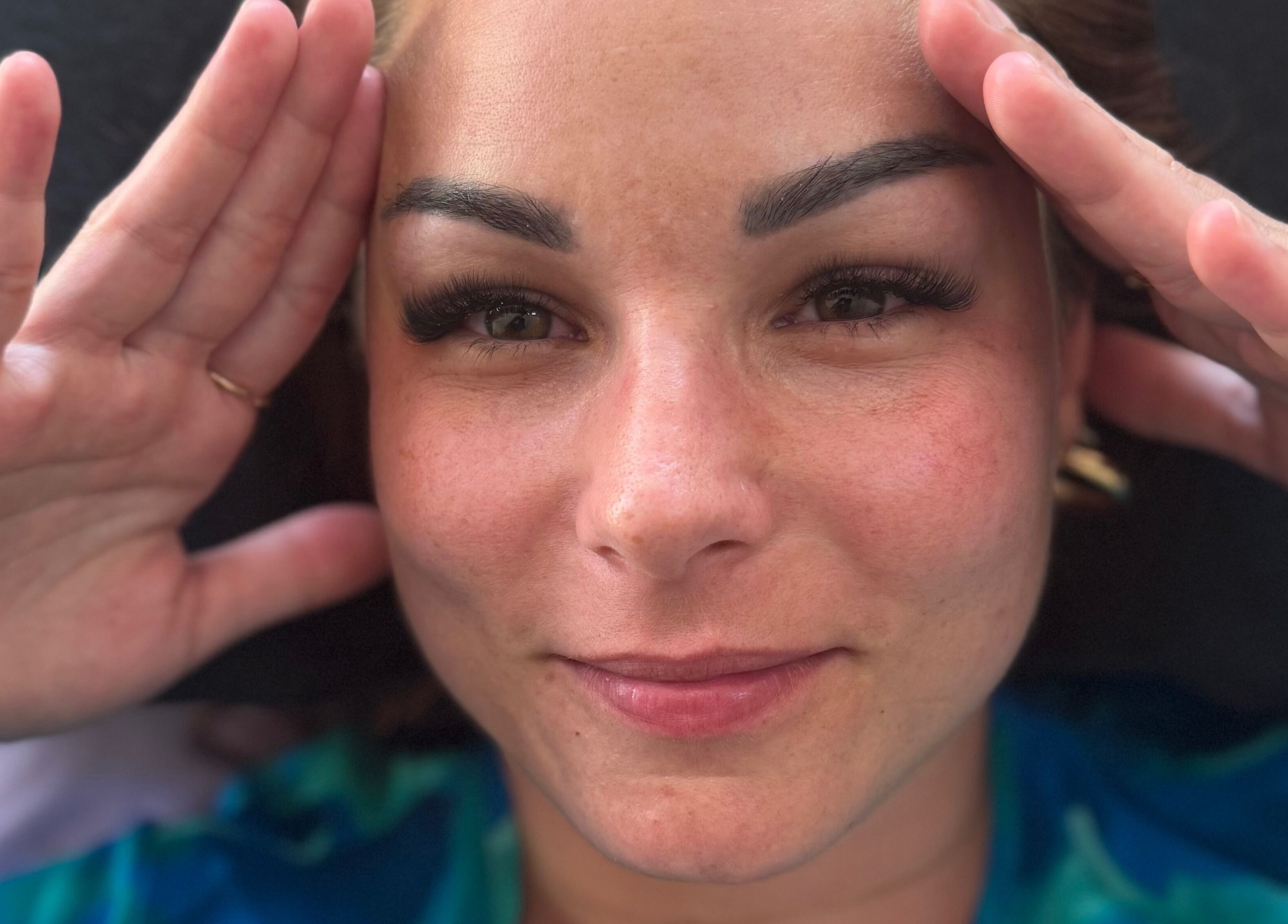 Soin du visage relaxant chez Diva Studio à Aigle, Vaud, CH, mettant en valeur un traitement beauté.