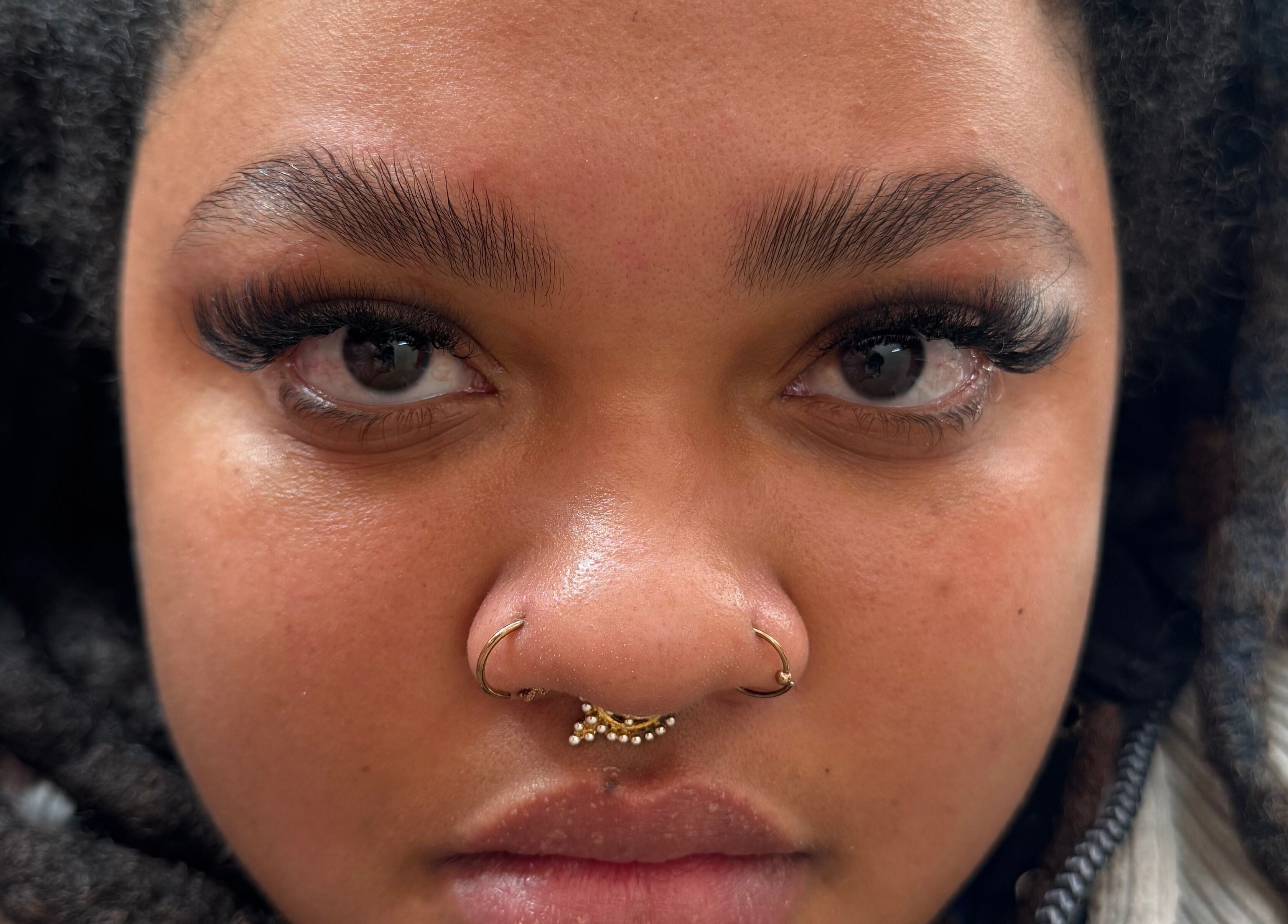 Sublime cils et piercings au Diva Studio, Aigle, Vaud, CH pour un look captivant et unique.