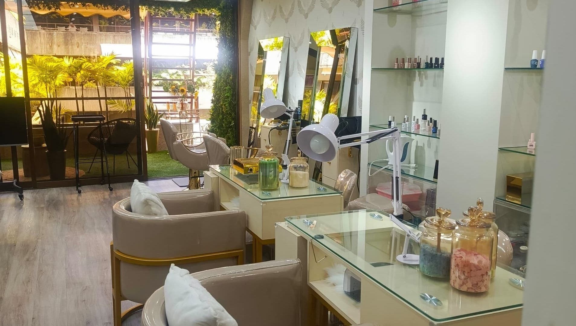 Moderno salón de belleza en CUIDADO CHIC, Caracas, Distrito Capital, VE con mobiliario elegante y espejo grande.