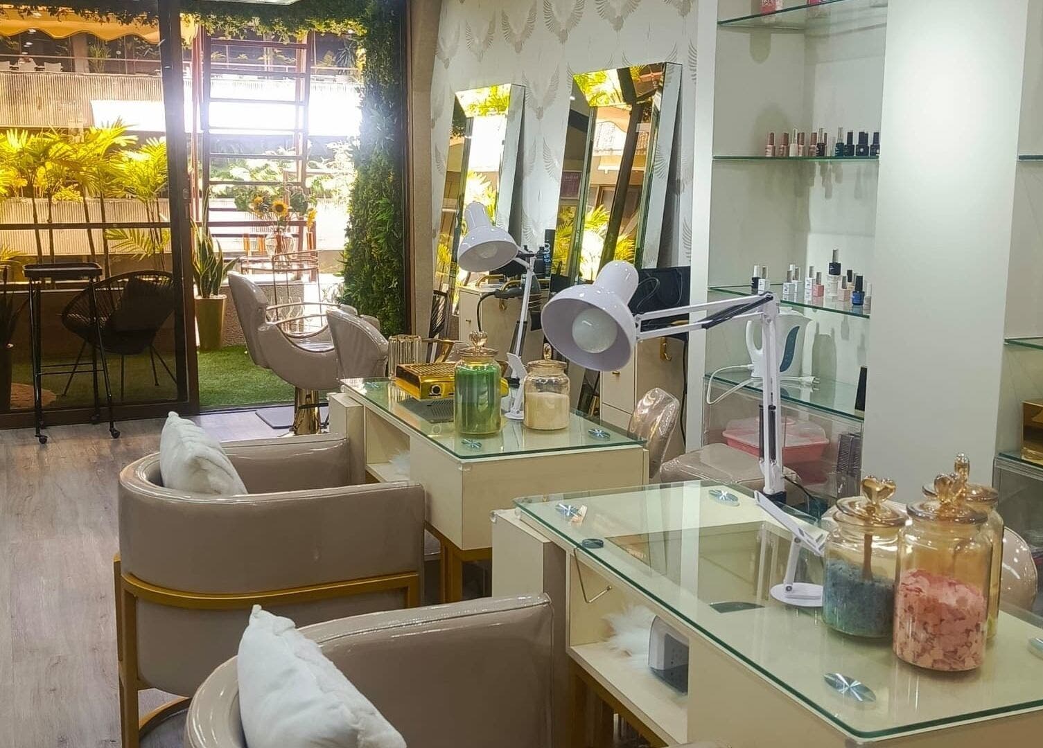 Moderno salón de belleza en CUIDADO CHIC, Caracas, Distrito Capital, VE con mobiliario elegante y espejo grande.