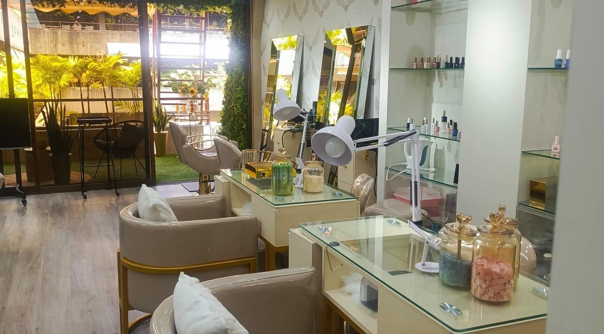 Moderno salón de belleza en CUIDADO CHIC, Caracas, Distrito Capital, VE con mobiliario elegante y espejo grande.