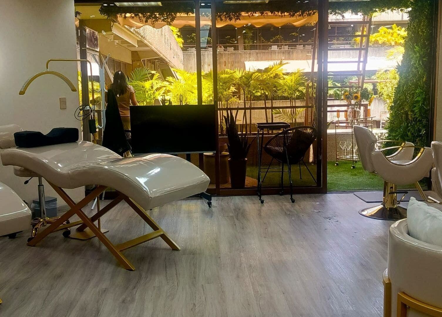 Espacioso salón en CUIDADO CHIC, Caracas, Distrito Capital, VE, con tocadores elegantes y vista verde.