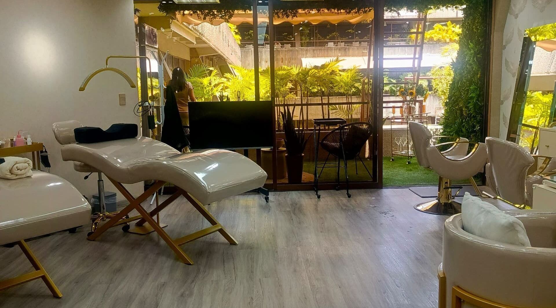 Espacioso salón en CUIDADO CHIC, Caracas, Distrito Capital, VE, con tocadores elegantes y vista verde.