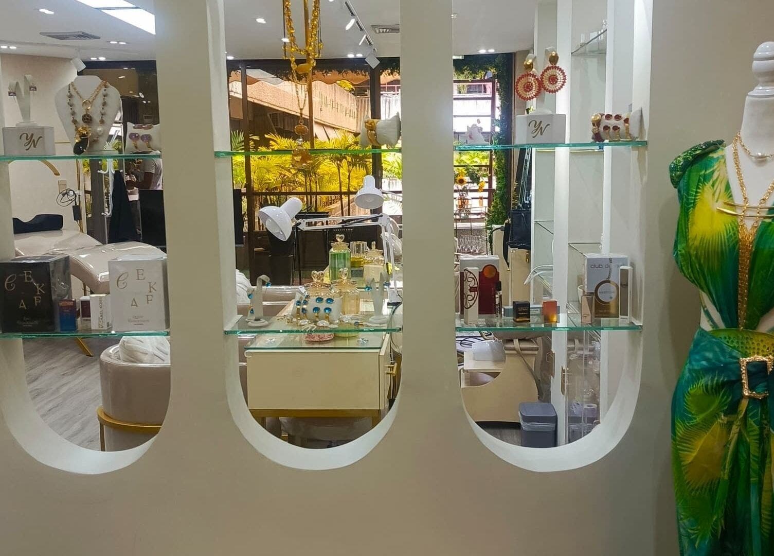 Interior de CUIDADO CHIC en Caracas, Distrito Capital, VE, mostrando exhibidor elegante y vestido tropical.
