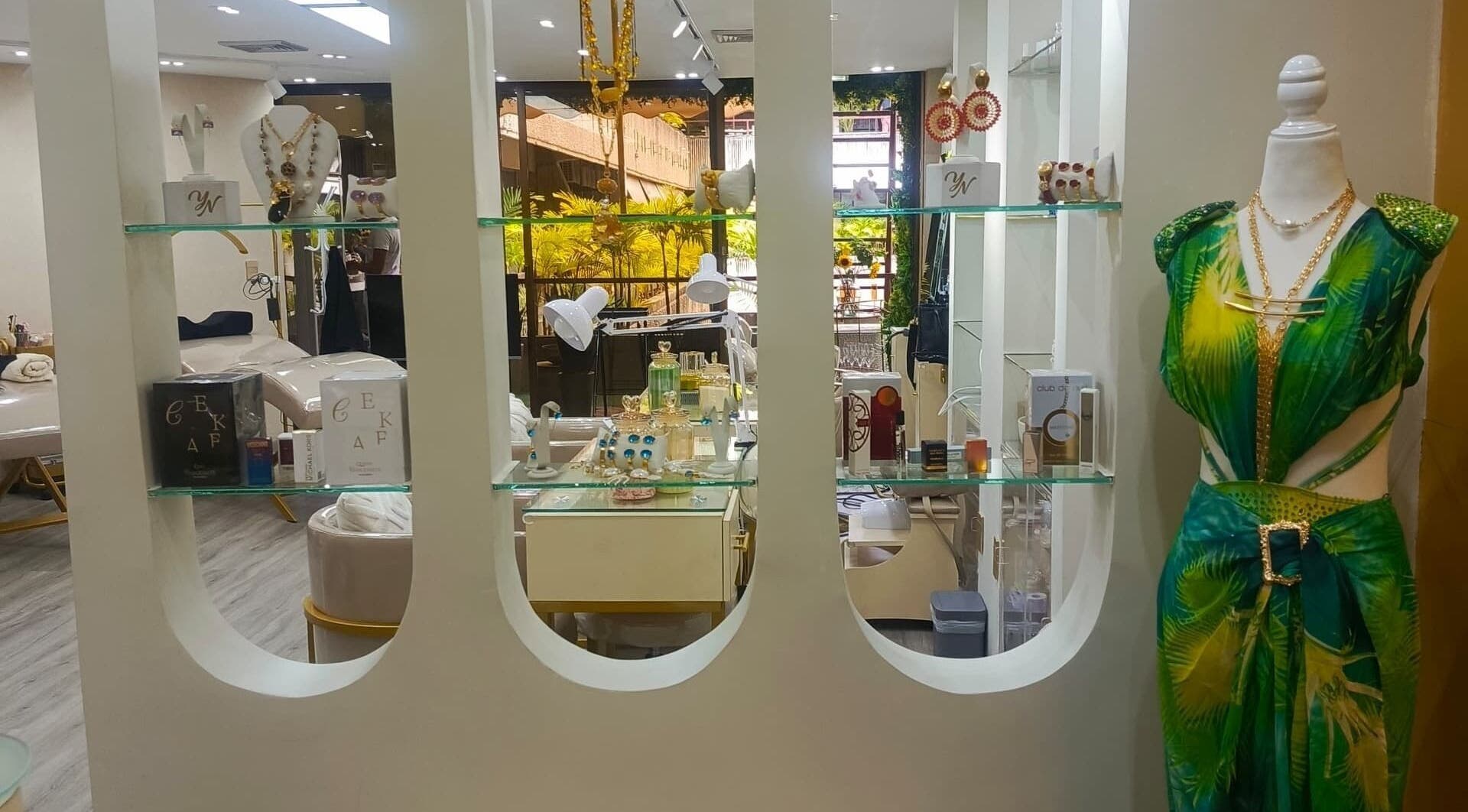 Interior de CUIDADO CHIC en Caracas, Distrito Capital, VE, mostrando exhibidor elegante y vestido tropical.