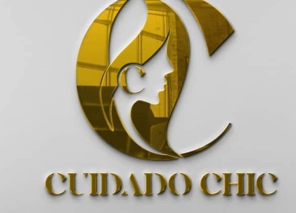 Logotipo dorado de CUIDADO CHIC en Caracas, Distrito Capital, VE, destacando en fondo claro.