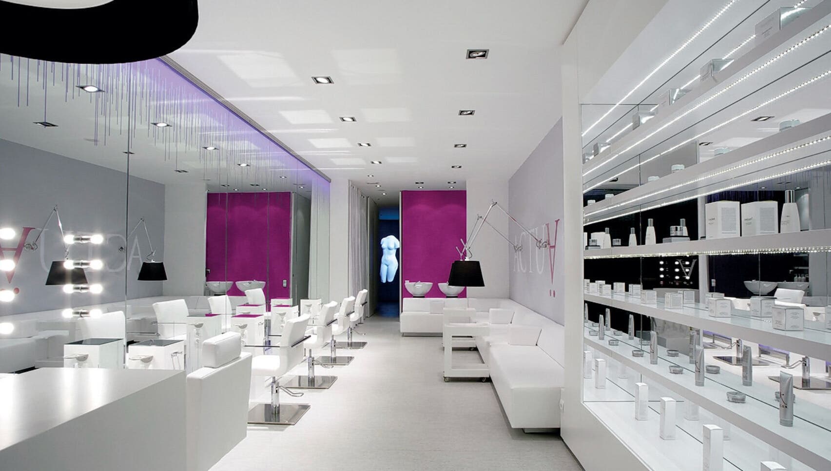 Interior elegante de QNails & Salon, Fraijanes, Guatemala, GT. Espacio moderno y luminoso para belleza y bienestar.