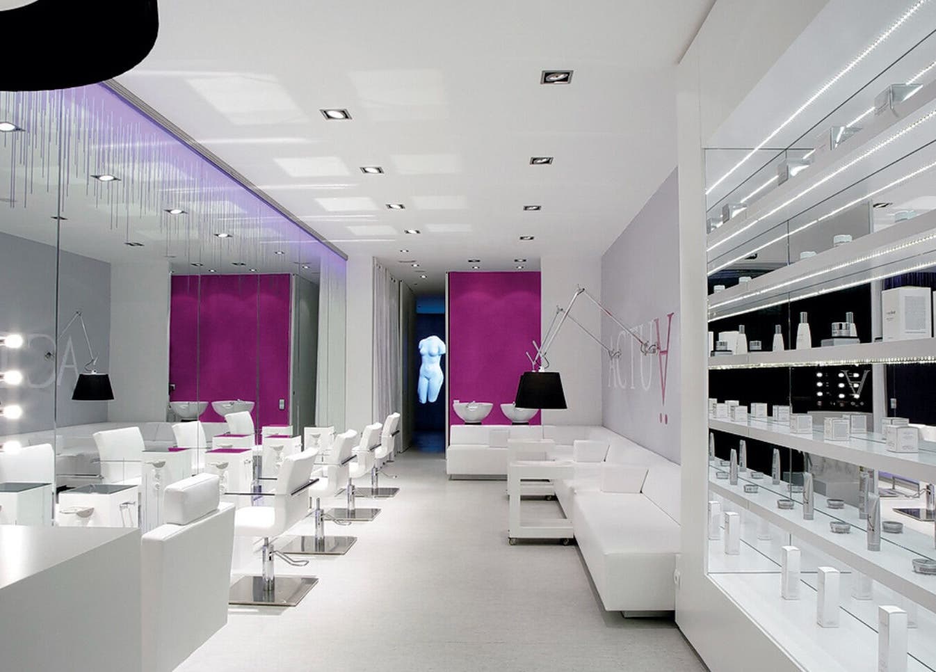 Interior elegante de QNails & Salon, Fraijanes, Guatemala, GT. Espacio moderno y luminoso para belleza y bienestar.