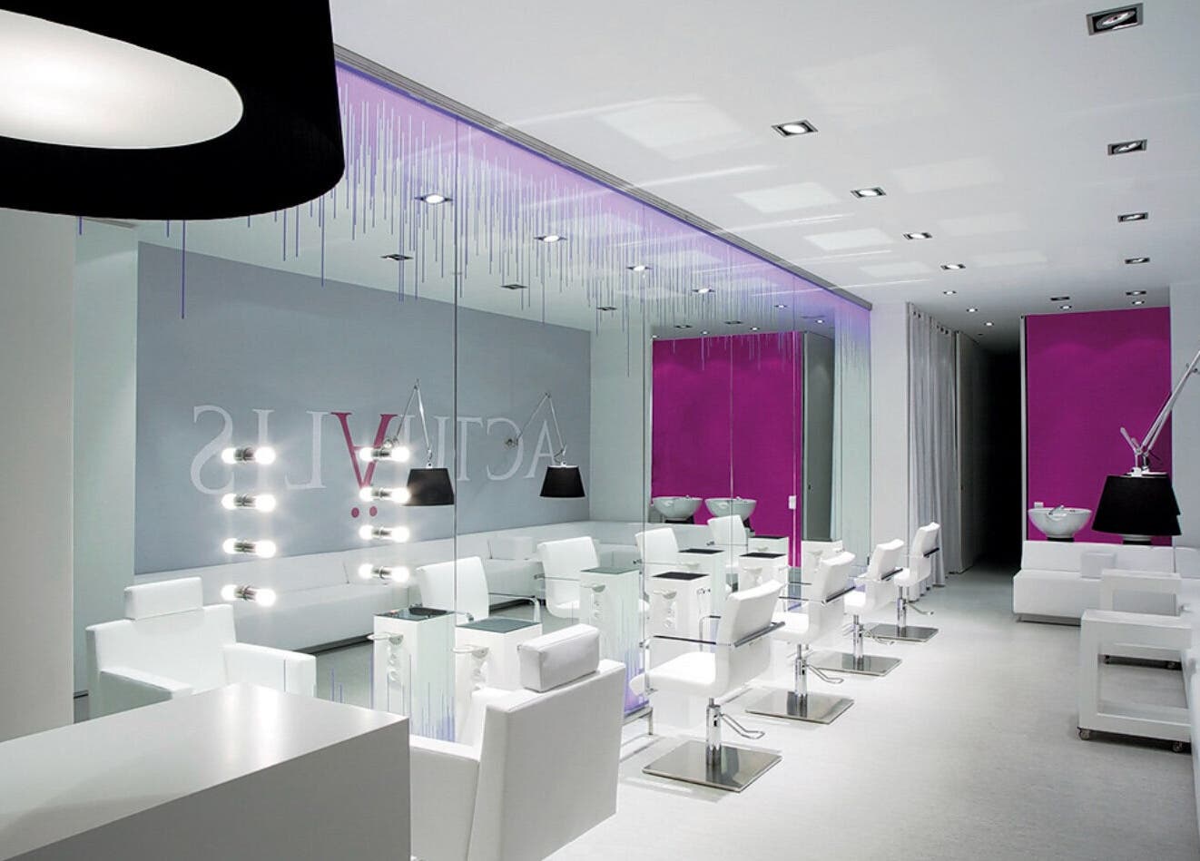 Interior moderno de QNails & Salon en Fraijanes, Guatemala, GT con diseño minimalista en blanco y violeta.