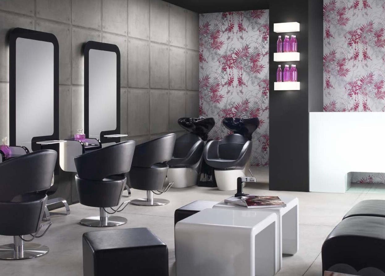 Interior moderno de QNails & Salon en Fraijanes, Guatemala, GT con sillas negras y espejo elegante.