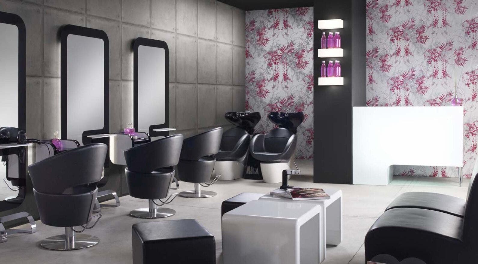 Interior moderno de QNails & Salon en Fraijanes, Guatemala, GT con sillas negras y espejo elegante.