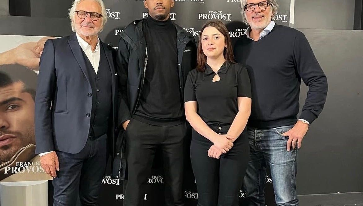 Réunion professionnelle à THE 3STUDIO, Troyes, Grand Est, FR avec quatre personnes posant fièrement.