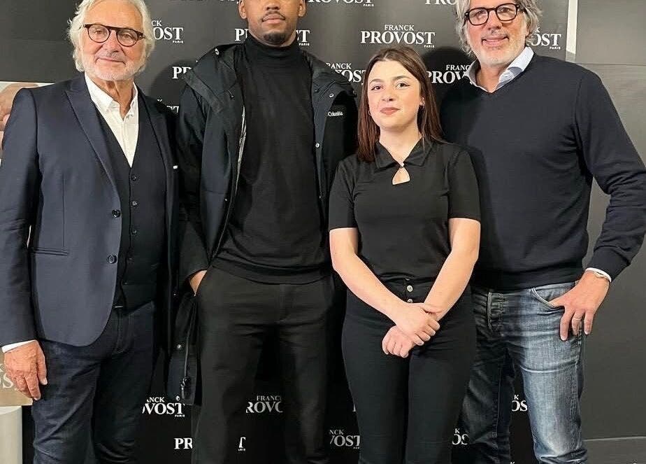 Réunion professionnelle à THE 3STUDIO, Troyes, Grand Est, FR avec quatre personnes posant fièrement.