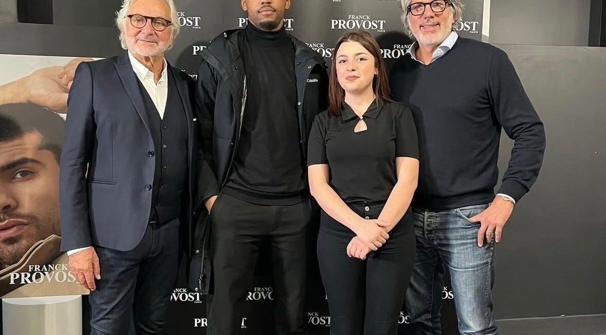 Réunion professionnelle à THE 3STUDIO, Troyes, Grand Est, FR avec quatre personnes posant fièrement.