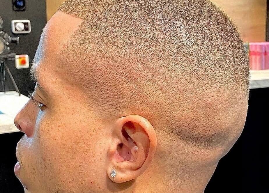 Coiffure élégante chez THE 3STUDIO à Troyes, Grand Est, FR, avec une coupe nette et précise.