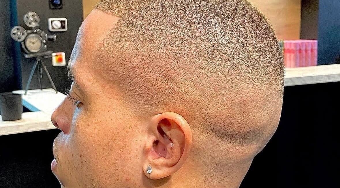 Coiffure élégante chez THE 3STUDIO à Troyes, Grand Est, FR, avec une coupe nette et précise.