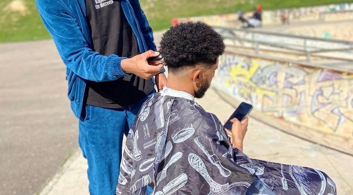 Coiffure moderne en plein air à THE 3STUDIO, Troyes, Grand Est, FR, un homme aux cheveux bouclés est coiffé.