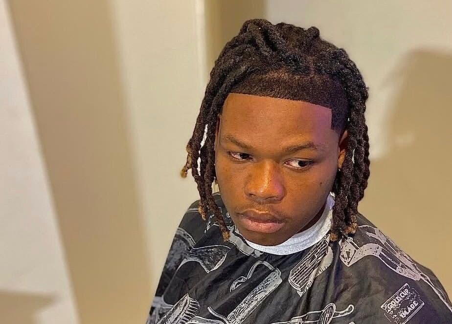 Coiffure moderne pour homme à THE 3STUDIO, Troyes, Grand Est, FR, mettant en valeur des dreadlocks stylés.